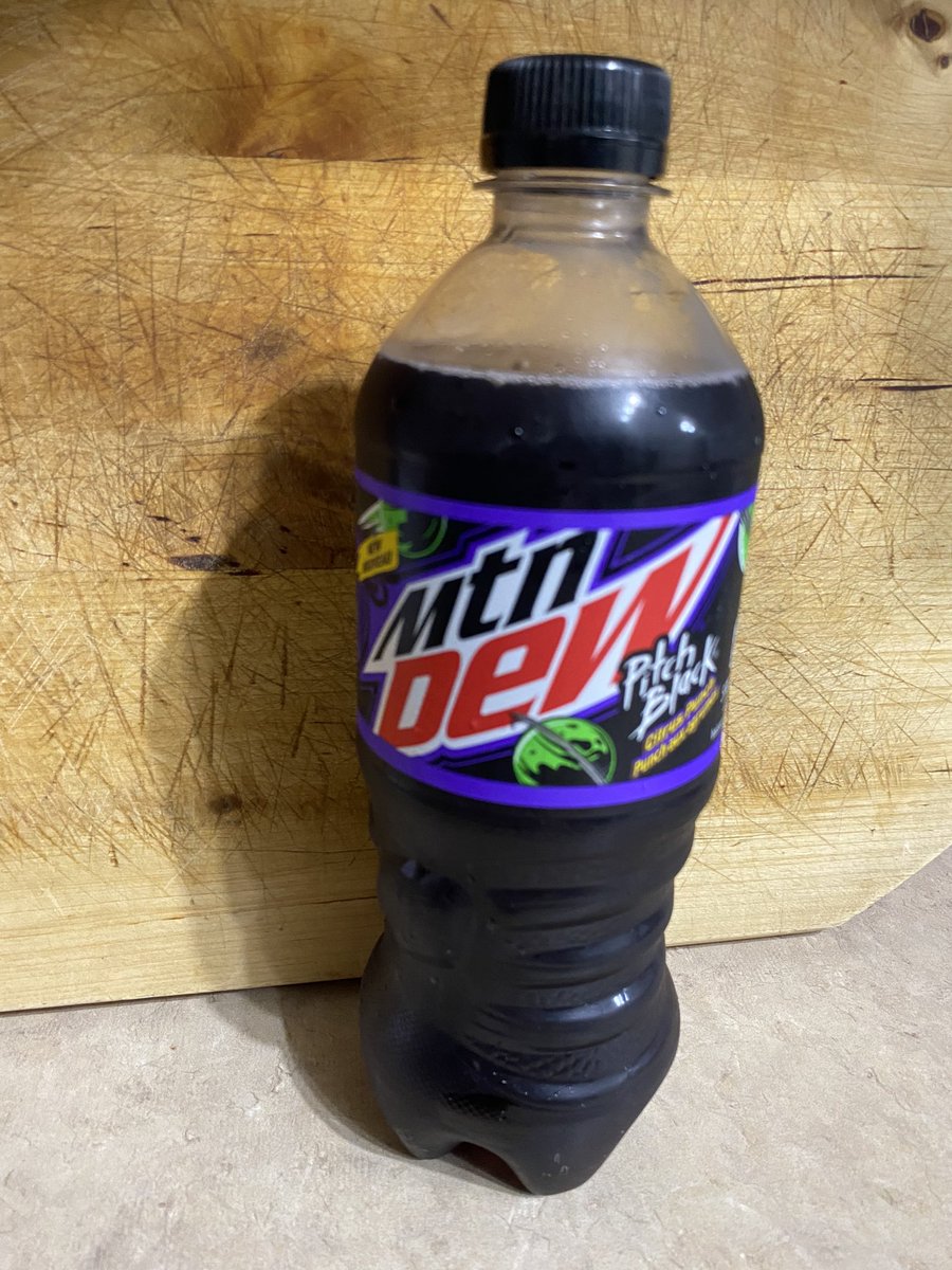 Nouveau Mountain Dew Pitch Black Citrus Punch. Vraiment pas attirant pour un vieux pet comme moi qui a des mauvais souvenirs de jus de raisin. Agréablement surpris, pas si pire que ça bien que l’expérience ne sera pas répétée.