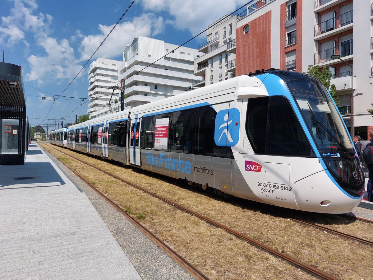 Lancement des essais dynamiques du #TramT12 !
Une étape importante pour les agents qui vont réaliser les tests ET pour les habitants qui vont bientôt pouvoir emprunter ce nouveau tram-train.
Un pas - ou une ligne - de plus vers une mobilité plus décarbonée !