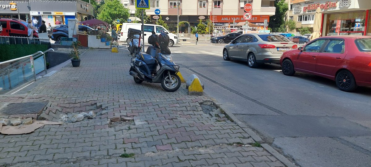 Bostanci mahallesi bostan tariki sokak 17 numara önü. Kaldırımda cokuntuler var. Gereğini rica ederiz. <a href="/kadikoybelediye/">Kadıköy Belediyesi</a>