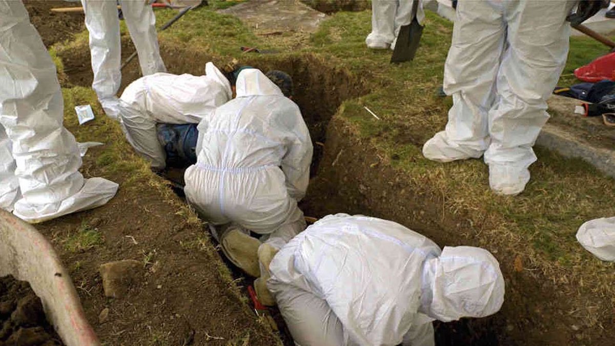 ElDuda_'s tweet image. Buenos días, les informo que se ha descubierto una fosa común revelada por Salvatore Mancuso en la (JEP), en la cual se estima que podrían encontrarse alrededor de 200 cuerpos. Para aquellos que han estado solicitando pruebas, aquí las tienen. Se entiende ahora por qué hay tanto…