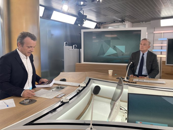 benoitmgh's tweet photo. ��Non "l'info ne s'éclaire pas" avec @AxeldeTarle qui persiste à inviter le Général Desportes, un porte parole de la propagande russe de Poutine, à bas bruit
Ici le 7 juin 2023 ⤵️
https://t.co/8kcRXUKclv https://t.co/fWBxRwwNtA