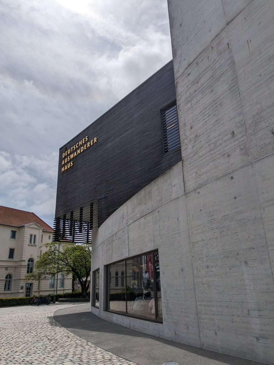 Vergangene Woche war ich im #Auswandererhaus #Bremerhaven und bin sehr beeindruckt. Eine Gestaltung mit wirklich viel Liebe zum Detail. Eine Vorstellung von "Auswandern" wird bereits im Eingangsbereich konsequent umgesetzt. Ebenso beim Beginn der Ausstellung - in einem Warteraum.