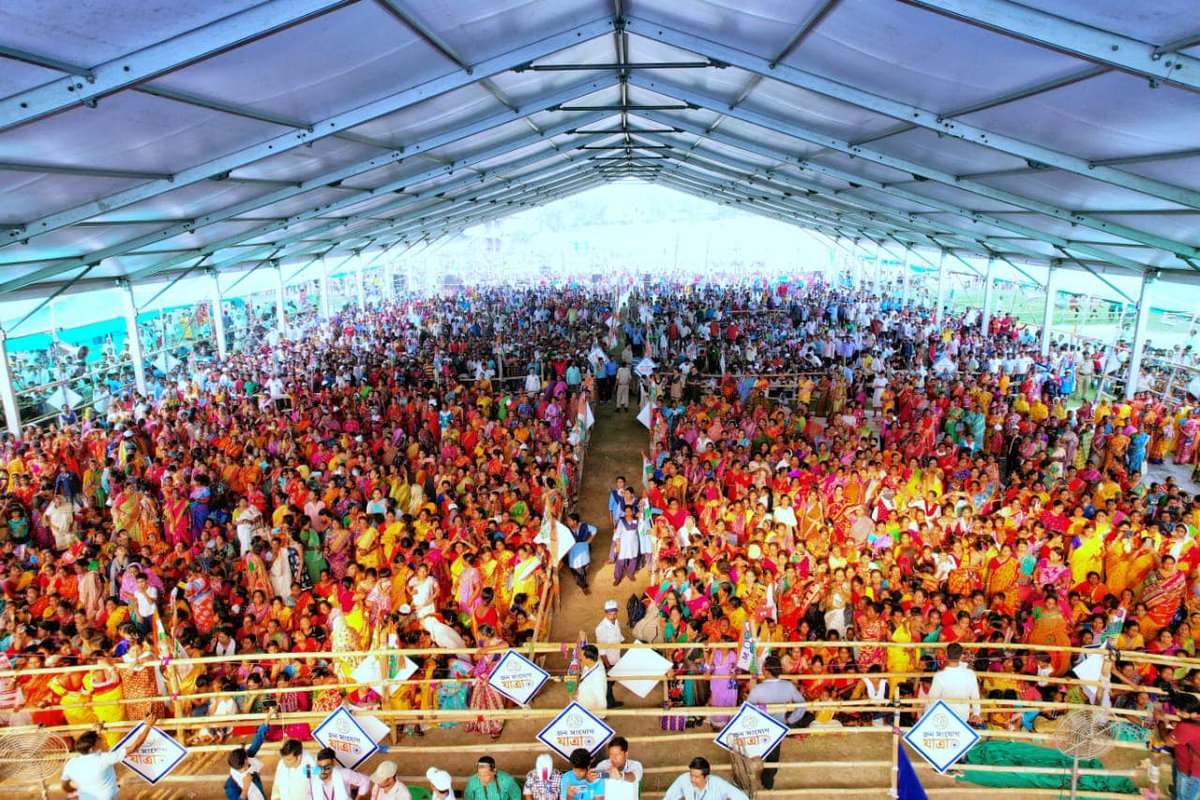 AITCofficial's tweet photo. Nat'l GS Shri @abhishekaitc commenced Day 42 of #JonoSanjogYatra by addressing a public meeting at Arambag & garnered huge support from people. 

The enthralling energy of people served as a source of strength & motivation for us! 

Better days are on the horizon! 

#TrinamooleNaboJowar