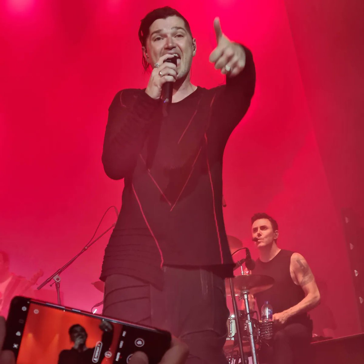 hrh_hall's tweet photo. A fabulous night seeing @thescript  again @TheHallsWolves Forever my favourites 💚 A moving tribute to Mark 😢🎵🎶 and so much love from the #ScriptFamily Definitely worth the ten hour wait! #frontrow #bestbandever 💚💚💚 https://t.co/8F8GjHXuxu