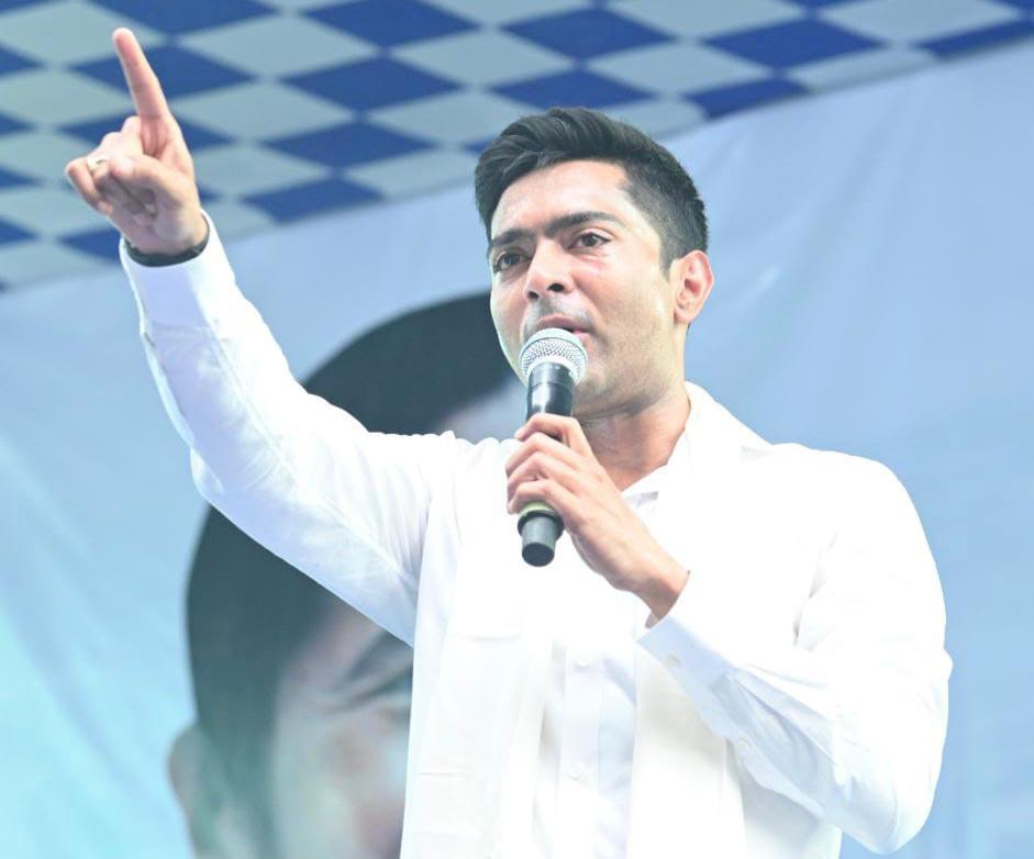 AITCofficial's tweet photo. Nat'l GS Shri @abhishekaitc commenced Day 42 of #JonoSanjogYatra by addressing a public meeting at Arambag & garnered huge support from people. 

The enthralling energy of people served as a source of strength & motivation for us! 

Better days are on the horizon! 

#TrinamooleNaboJowar