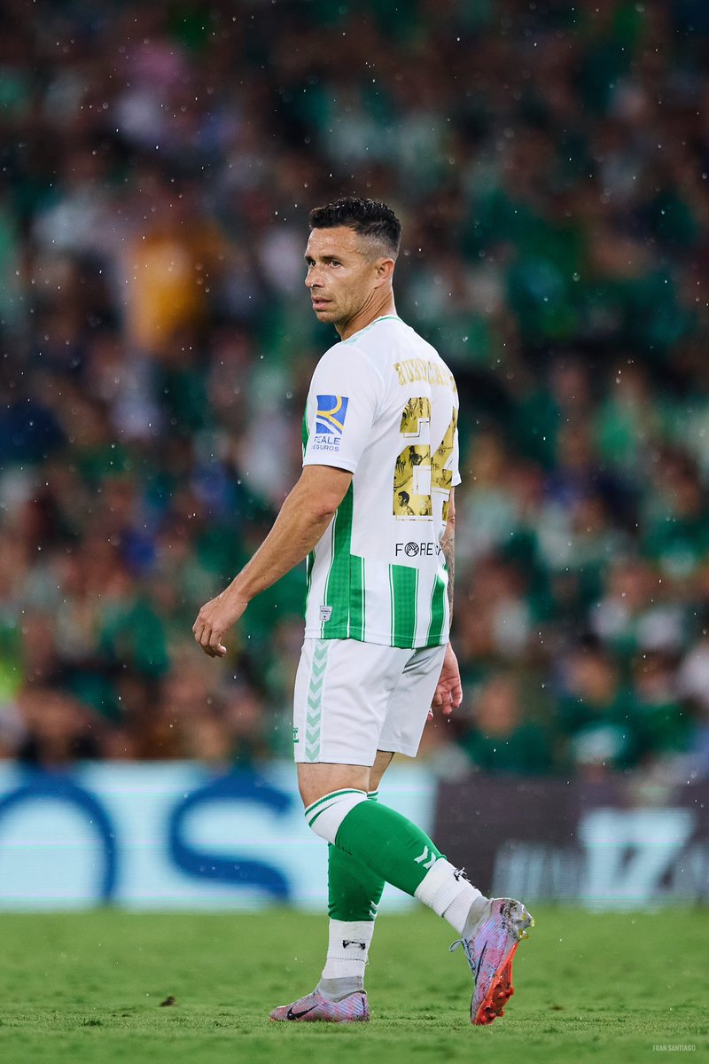 InfoRBB's tweet photo. Historia del Real Betis Balompié. 

Lo que hizo este hombre en época de mediocridad absoluta del equipo tiene un mérito enorme.

Mi admiración y mi respeto para siempre para este goleador, que dio todo por nuestro equipo.

Qué bonito volverlo a ver con nuestra camiseta. https://t.co/xNSRTLKbp1