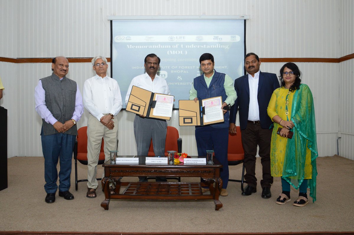 IIfmBhopal's tweet photo. The Indian Institute of Forest Management, Bhopal, and Karnatak University, Dharwad have joined hands through a memorandum of understanding (MoU) signed today on 7th June 2023.

@moefcc #MissionLiFE 
@Kud_Dharwad 
#IIFM #MoU #KUD https://t.co/maIpgkvBm7