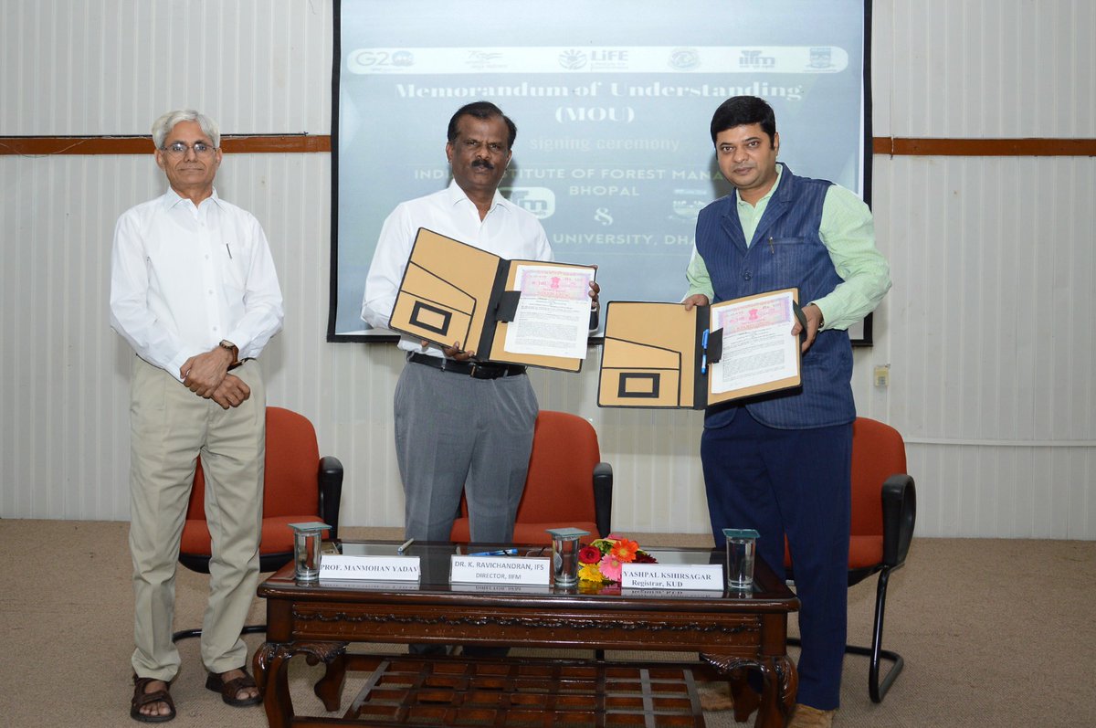 IIfmBhopal's tweet photo. The Indian Institute of Forest Management, Bhopal, and Karnatak University, Dharwad have joined hands through a memorandum of understanding (MoU) signed today on 7th June 2023.

@moefcc #MissionLiFE 
@Kud_Dharwad 
#IIFM #MoU #KUD https://t.co/maIpgkvBm7