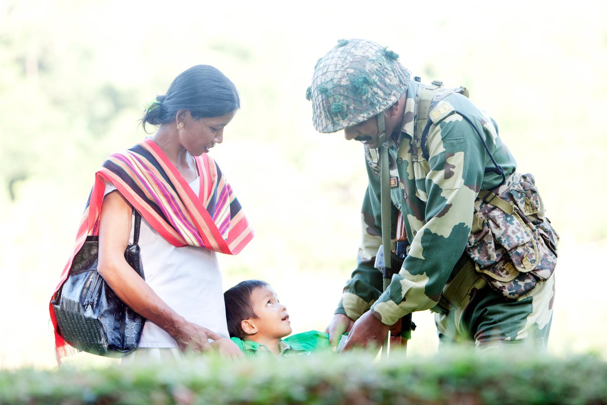 BSF_Tripura's tweet photo. 𝐏𝐞𝐚𝐜𝐞 𝐛𝐞𝐠𝐢𝐧𝐬 𝐰𝐢𝐭𝐡 𝐚 𝐬𝐦𝐢𝐥𝐞....

#FirstLineOfDefence 
#GuardiansOfBorder 
#NationFirst 

@BSF_India
@BSF_SDG_EC
@BSF_SDG_WC https://t.co/NnR7TDjR7w