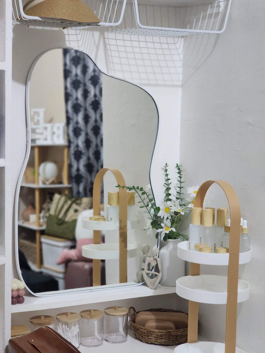 uppercatt's tweet photo. Look how our “Xhie” Table Top Mirror matches this vanity area.  🤩
Thank you Ms. Hannah!🙏☺️

📸: Ms. Hannah https://t.co/vS5qiz6eC5