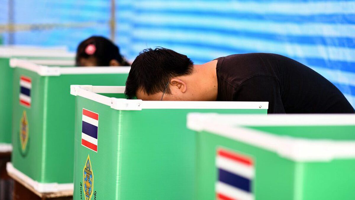 กกต.สั่งแล้ว!!! นับคะแนนใหม่ 47 หน่วย เป็นแบบบัญชีรายชื่อ 31 หน่วย แบ่งเขตเลือกตั้ง 16 หน่วย ในวันที่ 11 มิ.ย. จากทั้งหมด 9.5 หมื่นหน่วย หลังคะแนนไม่ตรงกับผู้ใช้สิทธิ์ แต่ยังไม่บอกว่ามีจังหวัดอะไรบ้าง ทั้งนี้เมื่อได้ผลคะแนน จะคำนวณสัดส่วนสส.ใหม่ 
#เลือกตั้ง66
#กกตมีไว้ทําไม