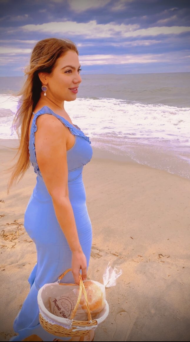 EsendemirSistrs's tweet image. Lil sis decided to go all out promoting @thumbbread launching into a new retailer down the Jersey shore and ended up with a whole music video set to Lana. 🥰🧜‍♀️