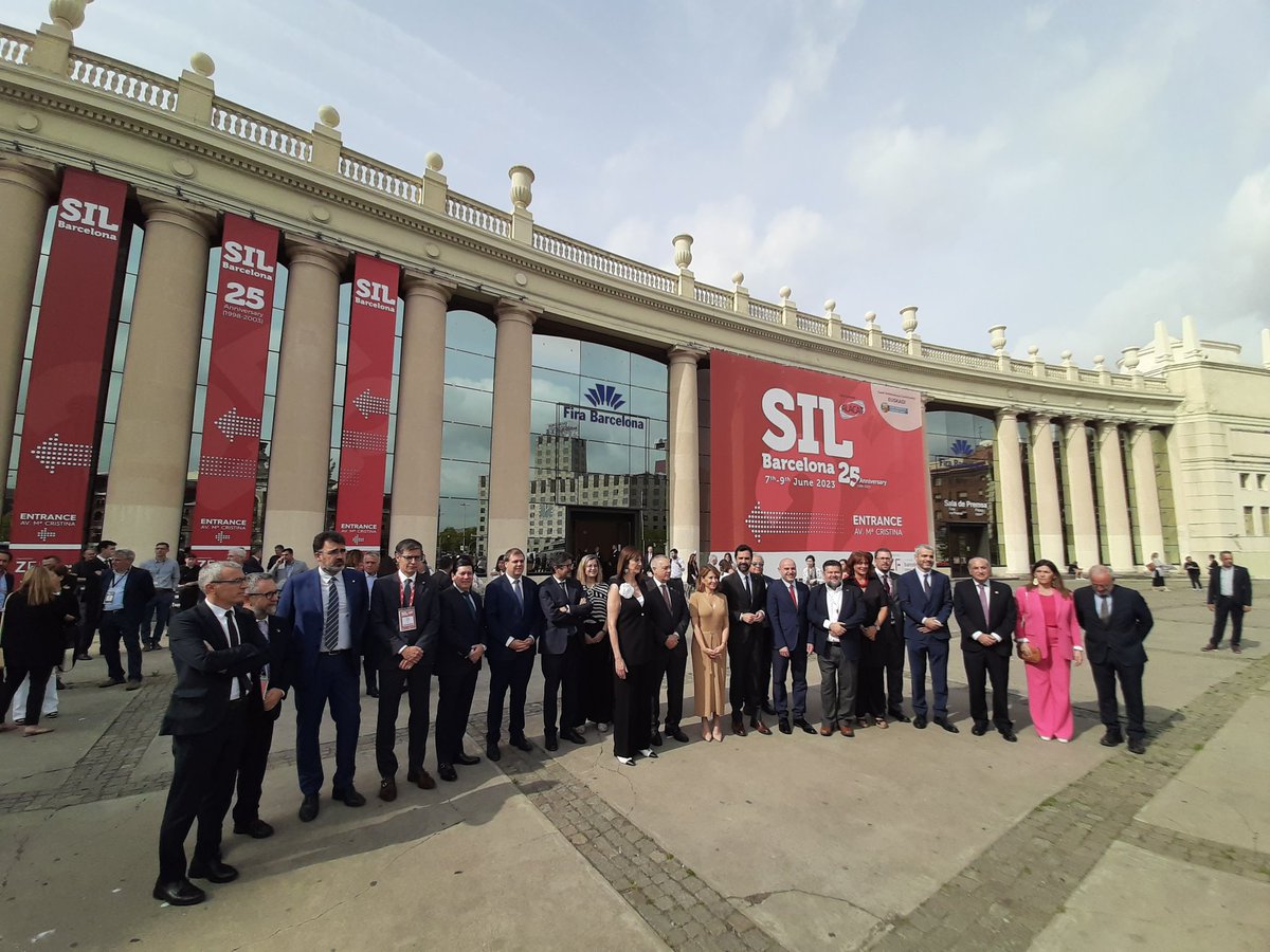 PortdeBarcelona's tweet image. 💥 Primer dia al @SILBarcelona!

📸 Avui hem començat la 25a edició del #SIL amb l’acte inaugural per part de la ministra de @mitmagob, @raquelsjimenez, i amb un reconeixement molt especial al #PortdeBarcelona 💙

📍Troba'ns a l'estand D466!

#SIL2023 #PortBCNSIL