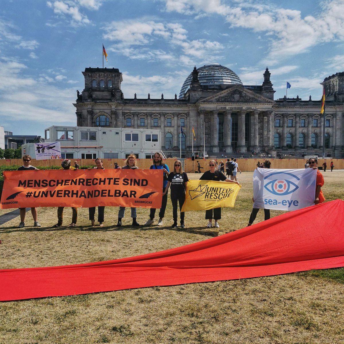 Heute haben mehrere Initiativen und Organisationen vor dem Bundestag gegen das #GEAS Reformvorhaben protestiert. Die geplante Verschärfung des Recht auf #Asyl verstößt gegen die #Menschenrechte und überschreitet eine Rote Linie!
#KeinAsylkompromiss #b0706