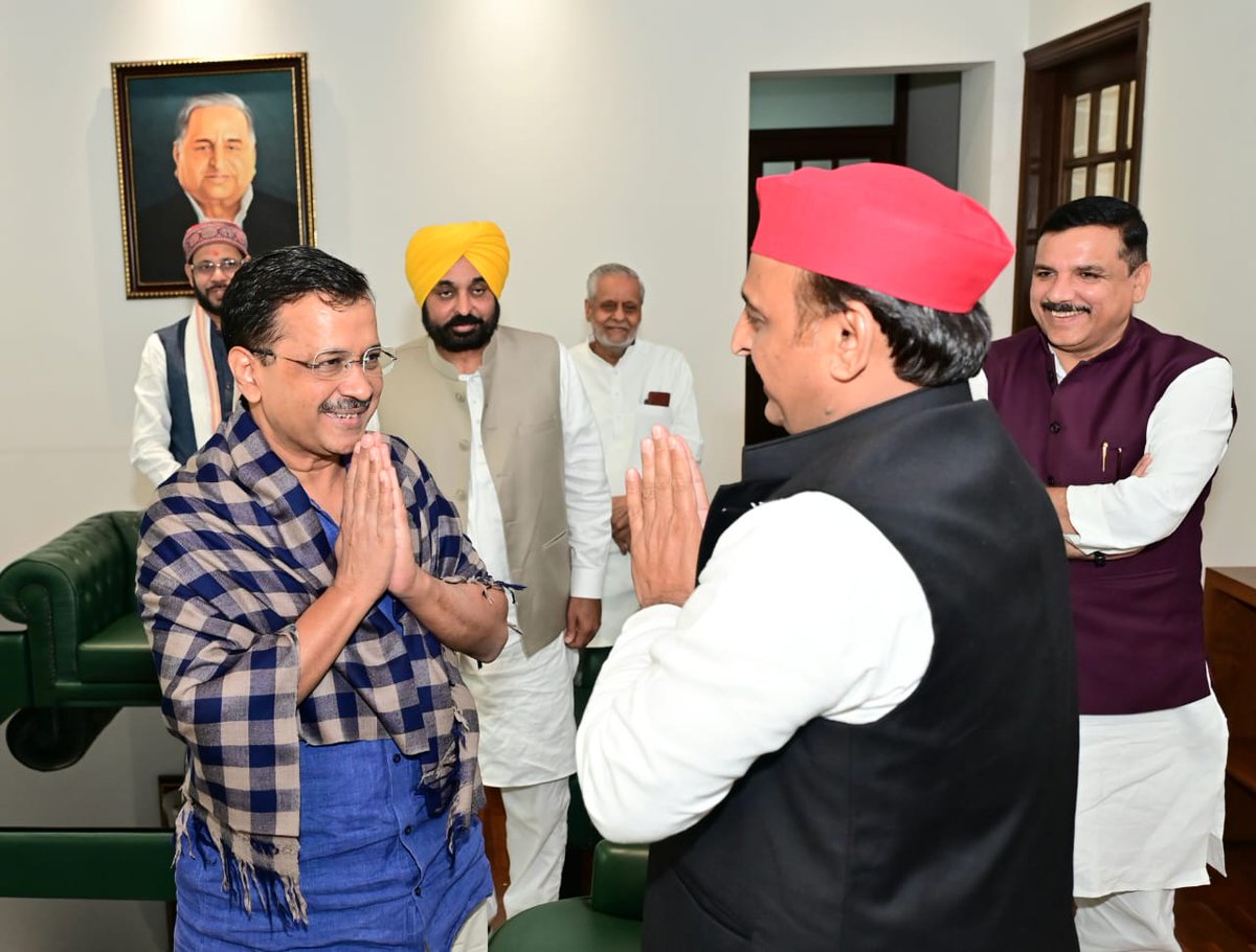 आज लखनऊ में श्री <a href="/yadavakhilesh/">Akhilesh Yadav</a> जी से मुलाक़ात हुई। समाजवादी पार्टी भी संसद में केंद्र सरकार के ग़ैर-संवैधानिक और तानाशाही अध्यादेश का विरोध करेगी एवं दिल्ली की जनता के अधिकारों के साथ खड़ी होगी। दिल्ली के सभी लोगों की तरफ़ से मैं श्री अखिलेश यादव जी का तहे दिल से शुक्रिया अदा