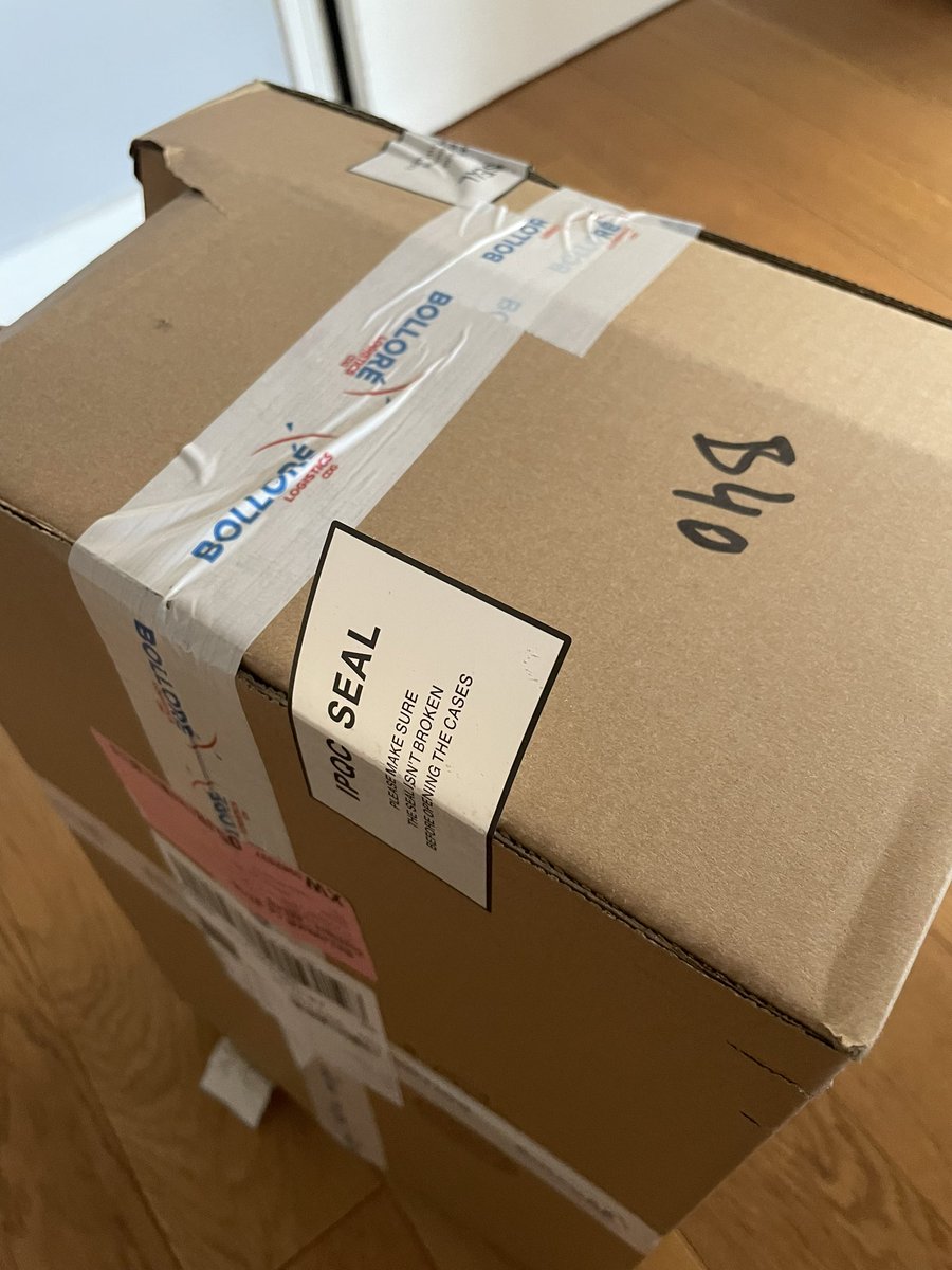 Bonjour <a href="/ChronopostSAV/">Chronopost Service Client</a> 
Je récupère mon colis en point relais arrivé aujourd’hui et voici dans quel état je le trouve.
Bien sûr c’est un ordinateur portable donc je n’ose pas imaginer comment le colis a été manipulé et les conséquences sur l’appareil. 
Est-ce normal ?