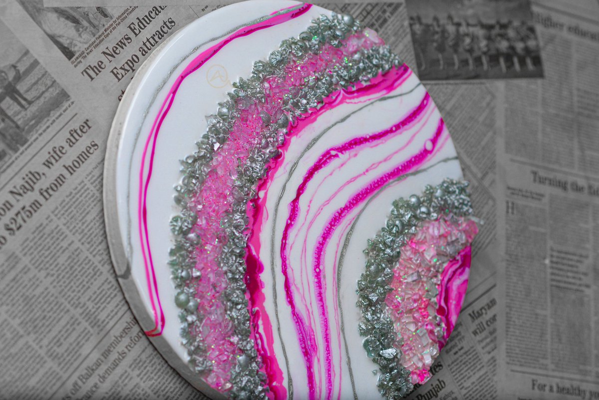 Aimi_Writes786's tweet photo. Epoxy Resin Wall Geode
Shades of pink💕 

Silver Floating powder by @estationers.pk

#artist #epoxyresin #resinartist
#geode #whiteandpink #fireglass #crushedglass #mdf  #pakistaniartist #giftitem #homedecor #silver https://t.co/5yR1prnU86