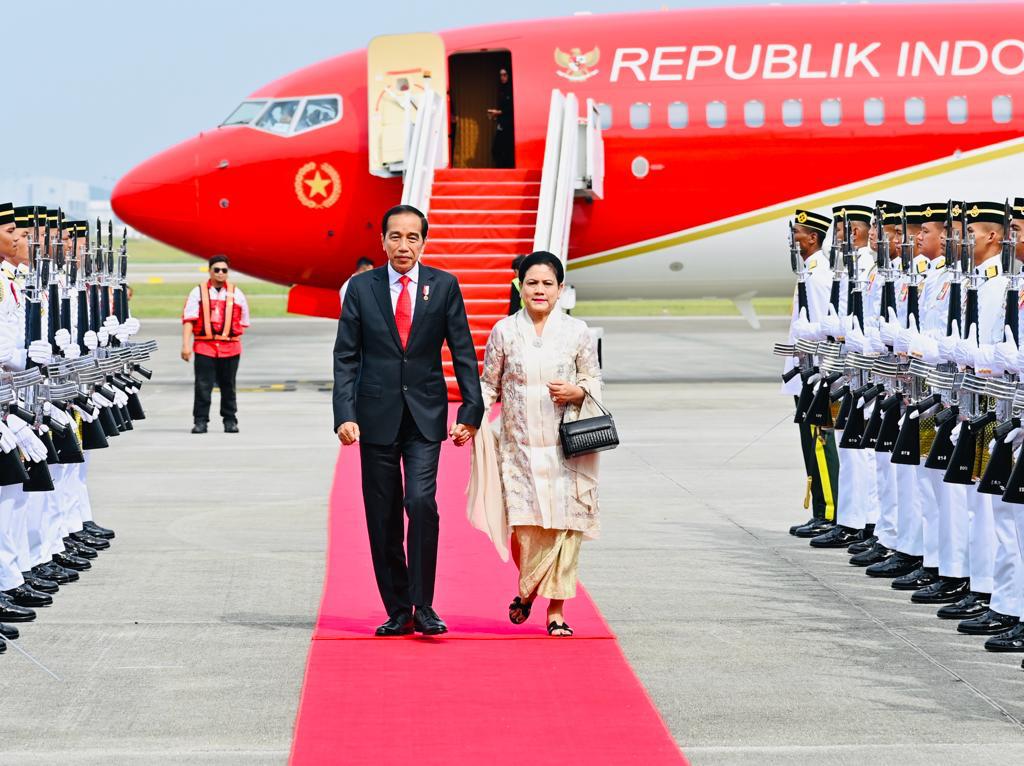 jokowi's tweet photo. Tiba di Bandara Internasional Kuala Lumpur, Malaysia sore tadi seusai kunjungan kerja di Singapura. https://t.co/lEjdlLRAII