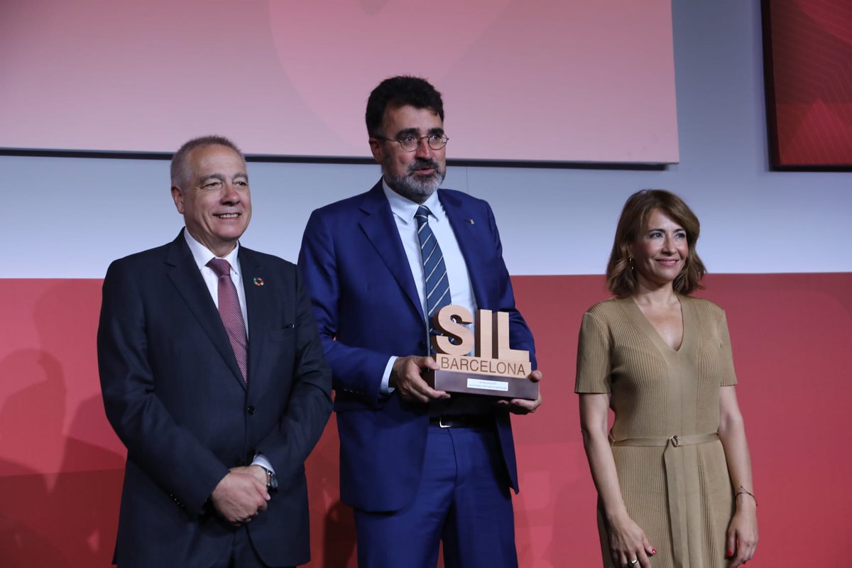 PortdeBarcelona's tweet image. 💥 Primer dia al @SILBarcelona!

📸 Avui hem començat la 25a edició del #SIL amb l’acte inaugural per part de la ministra de @mitmagob, @raquelsjimenez, i amb un reconeixement molt especial al #PortdeBarcelona 💙

📍Troba'ns a l'estand D466!

#SIL2023 #PortBCNSIL
