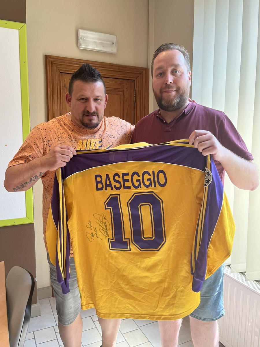 Never meet your heroes… But I did. Merci pour l’acceuil et la signature! Matchworn Champions League shirt PSV-Anderlecht 2000/01. #baseggio <a href="/rscanderlecht/">RSC Anderlecht</a> <a href="/walter_baseggio/">Walter Baseggio</a>