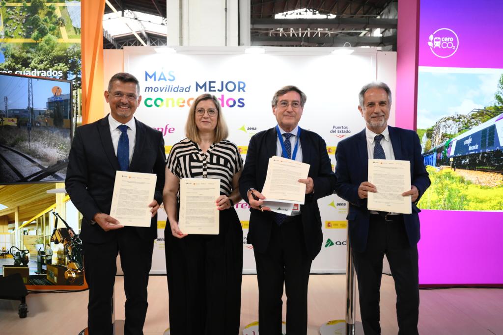 PuertoDeSevilla's tweet image. 🖊️ Autoridad Portuaria de Sevilla, @Adif_es @PANTOJA_Grupo y Rail&amp;amp;Truck lanzan la #AutopistaFerroviaria entre Sevilla y Madrid.

♻️Un sistema de transporte eficiente y sostenible que combina TREN+CAMIÓN usando las🛤️

🆕lc.cx/MiUU32

#SIL2023 #Logistica #Multimodalidad