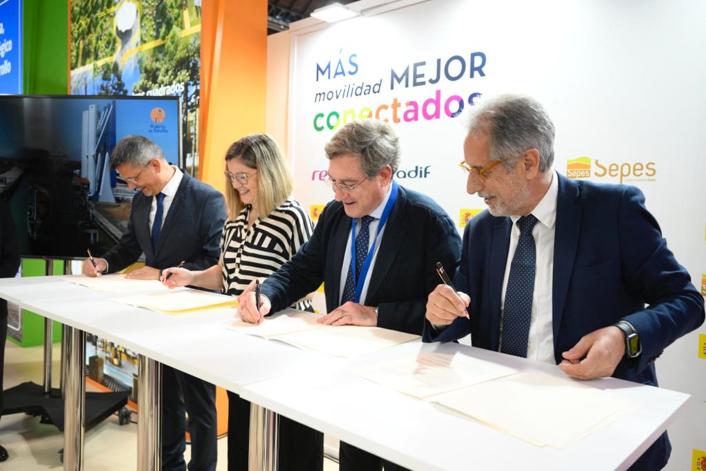 PuertoDeSevilla's tweet image. 🖊️ Autoridad Portuaria de Sevilla, @Adif_es @PANTOJA_Grupo y Rail&amp;amp;Truck lanzan la #AutopistaFerroviaria entre Sevilla y Madrid.

♻️Un sistema de transporte eficiente y sostenible que combina TREN+CAMIÓN usando las🛤️

🆕lc.cx/MiUU32

#SIL2023 #Logistica #Multimodalidad