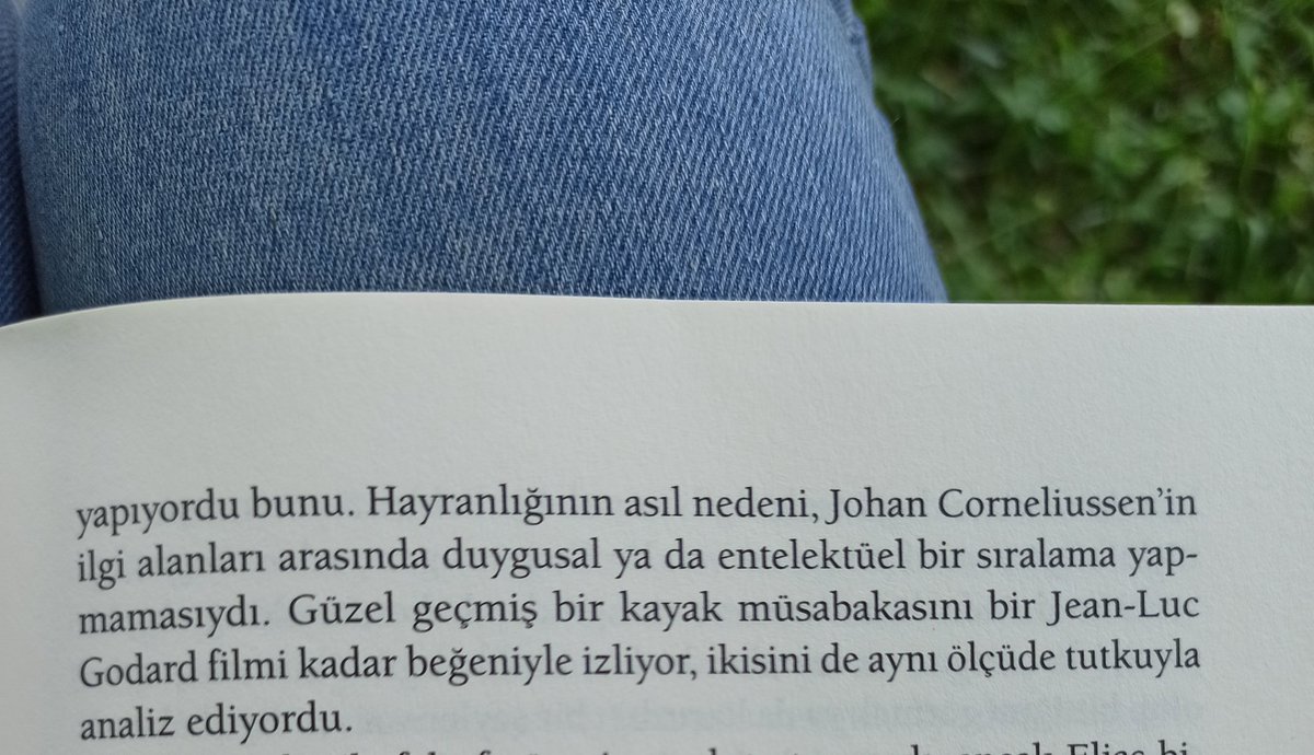 Ben de böyleyim, yapmayı sevdiğim her şeye çok büyük bir tutkuyla bağlanırım, ama bu hiç hayranlık uyandırıcı bir şey olarak görülmedi. Bilakis garipsendi hatta bazen küçümsendi. Demek ki hayatımda bir Elias Rukla eksikmiş.