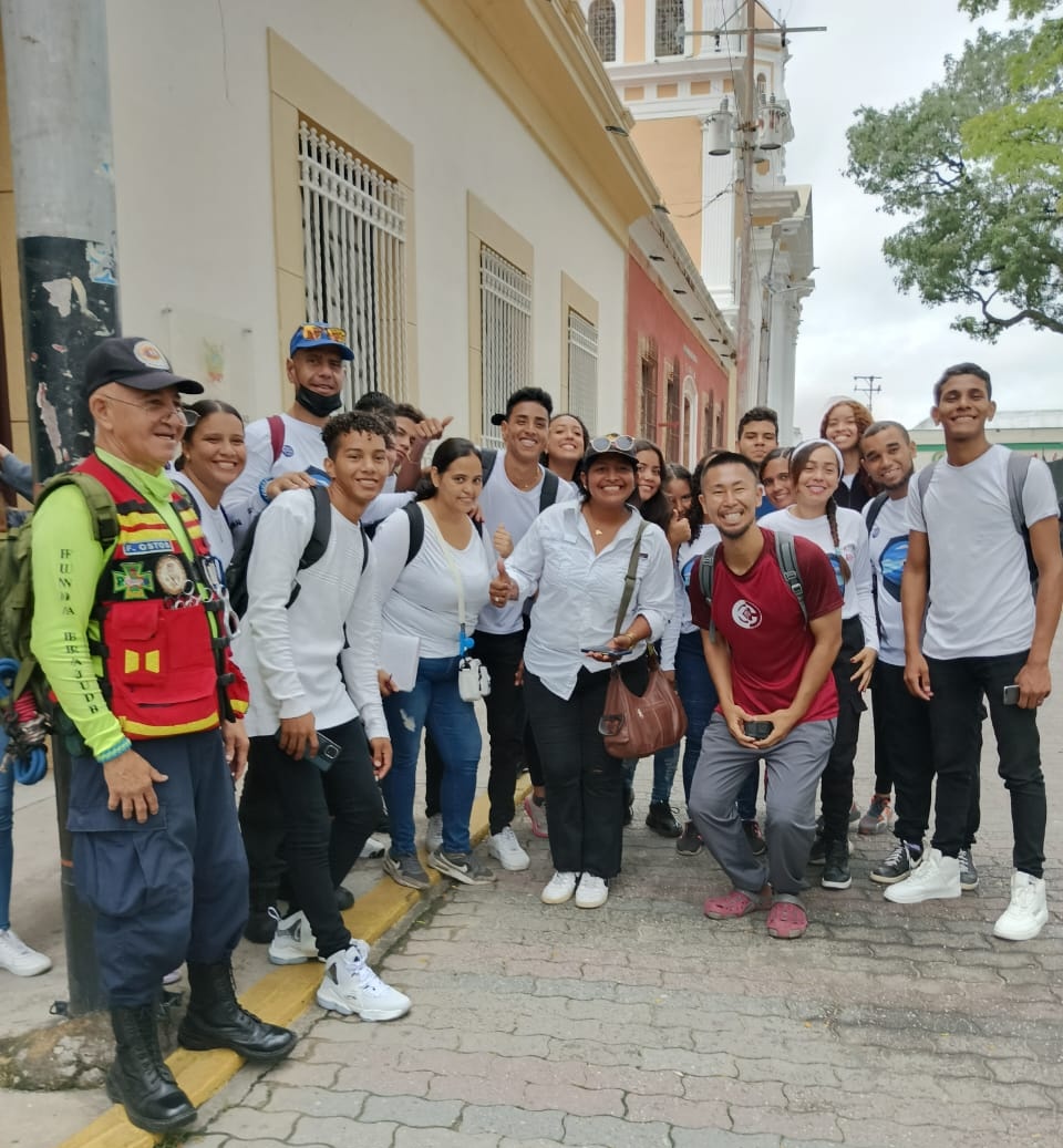 IncesCarabobo1's tweet photo. #Enterate ➡️ Desde el @Incesocialista incentivamos el turismo local y el conocer nuestra historia con una visita guiada de Museo al Casco Central de #Valancia, con el Mtp Pablo Rodríguez del @CFS_SimonR y sus participantes de la Formación Guía de Turismo de Aventura
#SomosInces https://t.co/I27ytdbQ6U