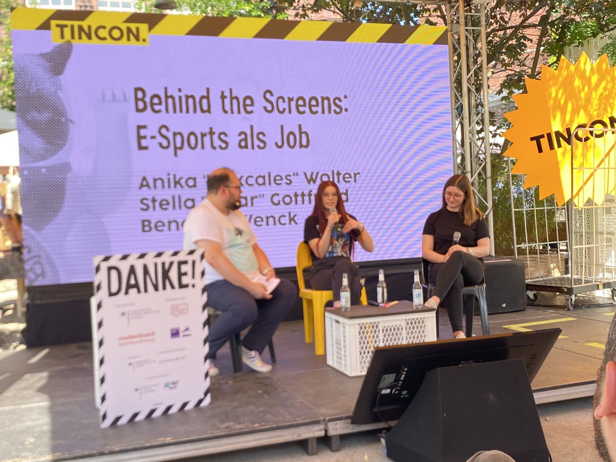 Erntehelferin's tweet photo. Behind the screens: E-Sport als Job! Wie es ist, sein Hobby zum Beruf zu machen und über #equalesports - die Schwierigkeit als Frau im #esport, darüber sprechen @ryxcales @soIarlol live mit @tweet_bene auf der #TINCON #rp23 https://t.co/leQWNoRMpz