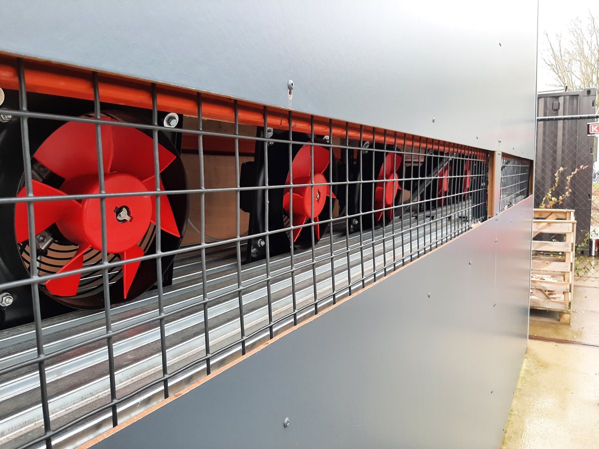 TheGrnVillage's tweet photo. 🌡️Wist je dat het in de stad tot 4°C warmer kan zijn dan in het omringende landelijke gebied? @soloclim test op #KlimaatKwartier de DEW Cooling Façade, een #koelsysteem op waterbasis om piektemperaturen te verlagen. 👉🏼 https://t.co/2YJxy1mOyY https://t.co/LmVsmDeYTQ