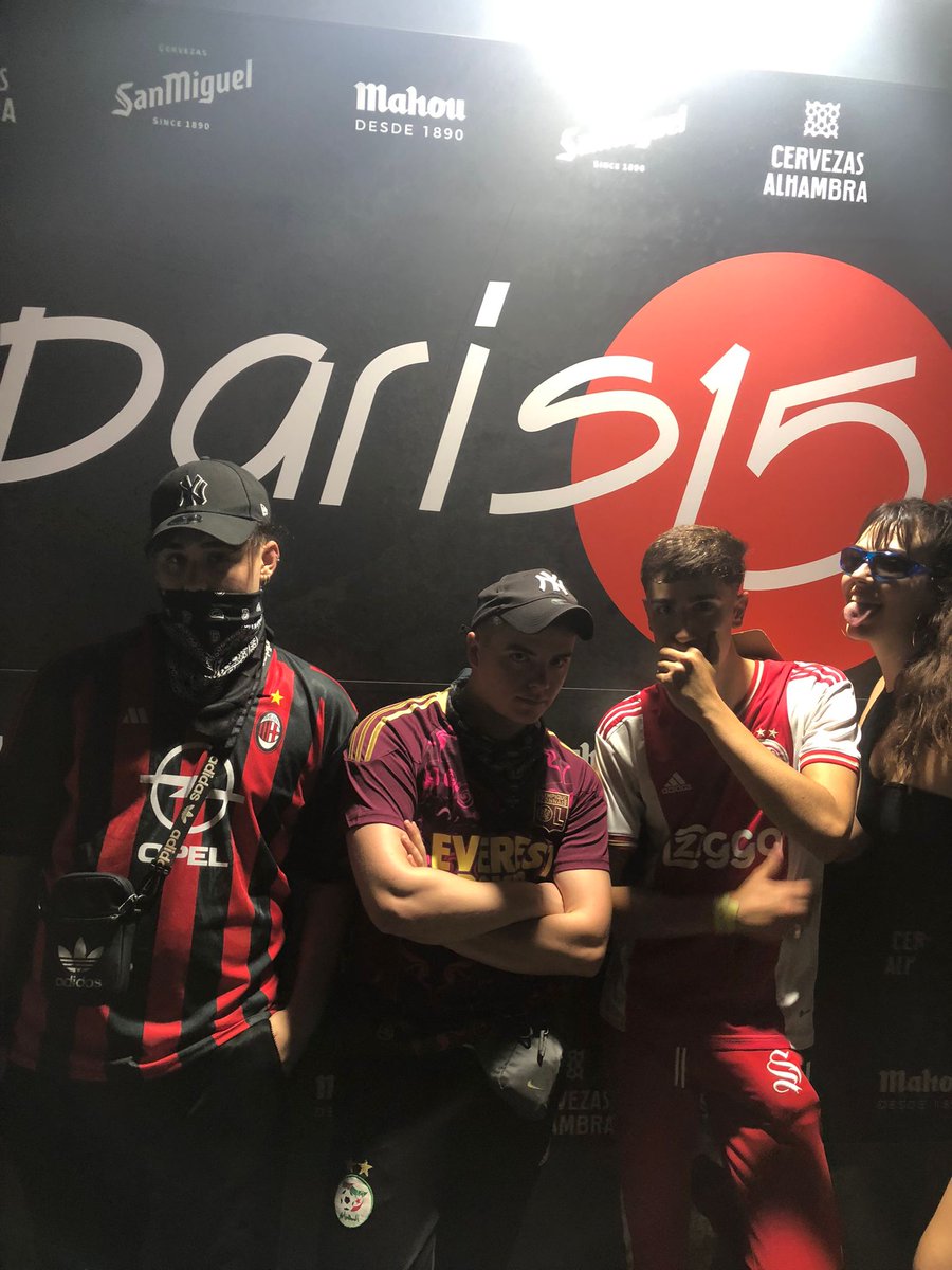 El otro dia fue nuestra graduación y nos echamos esta fotos mis amigos y yo, orgulloso de mis golfos🤌💥