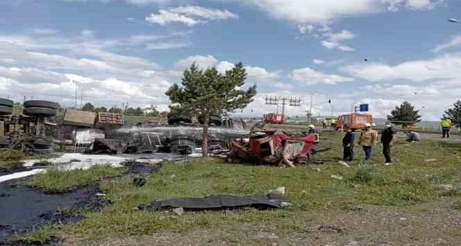 #Kars'ta frenleri boşalan #İran plakalı tır yoldan çıkarak devrildi. Feci kazada #Tır sürücüsü hayatını kaybetti.