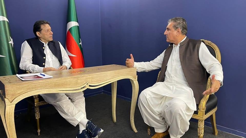 ShehrozAbbasPTI's tweet image. بغیر کسی جرم کے ایک ماہ اڈیالہ جیل میں قید تنہائی کاٹنے کے بعد وائس چئیرمین شاہ محمود قریشی کی زمان پارک آمد اور چئیرمین تحریک انصاف عمران خان سے تفصیلی ملاقات