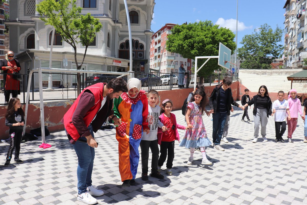 GSBGumushaneGM's tweet photo. Yoğun bir eğitim sezonunun ardından karne zamanı geldi. Şimdi eğlence zamanı... Gönüllü gençlerimizle beraber çocuklarımıza  yıl sonu şenliği düzenledik. Yüzlerde tebessüm gönüllerde seviç olduk.

#GönüllülükKulübü https://t.co/GUaftWSaxx