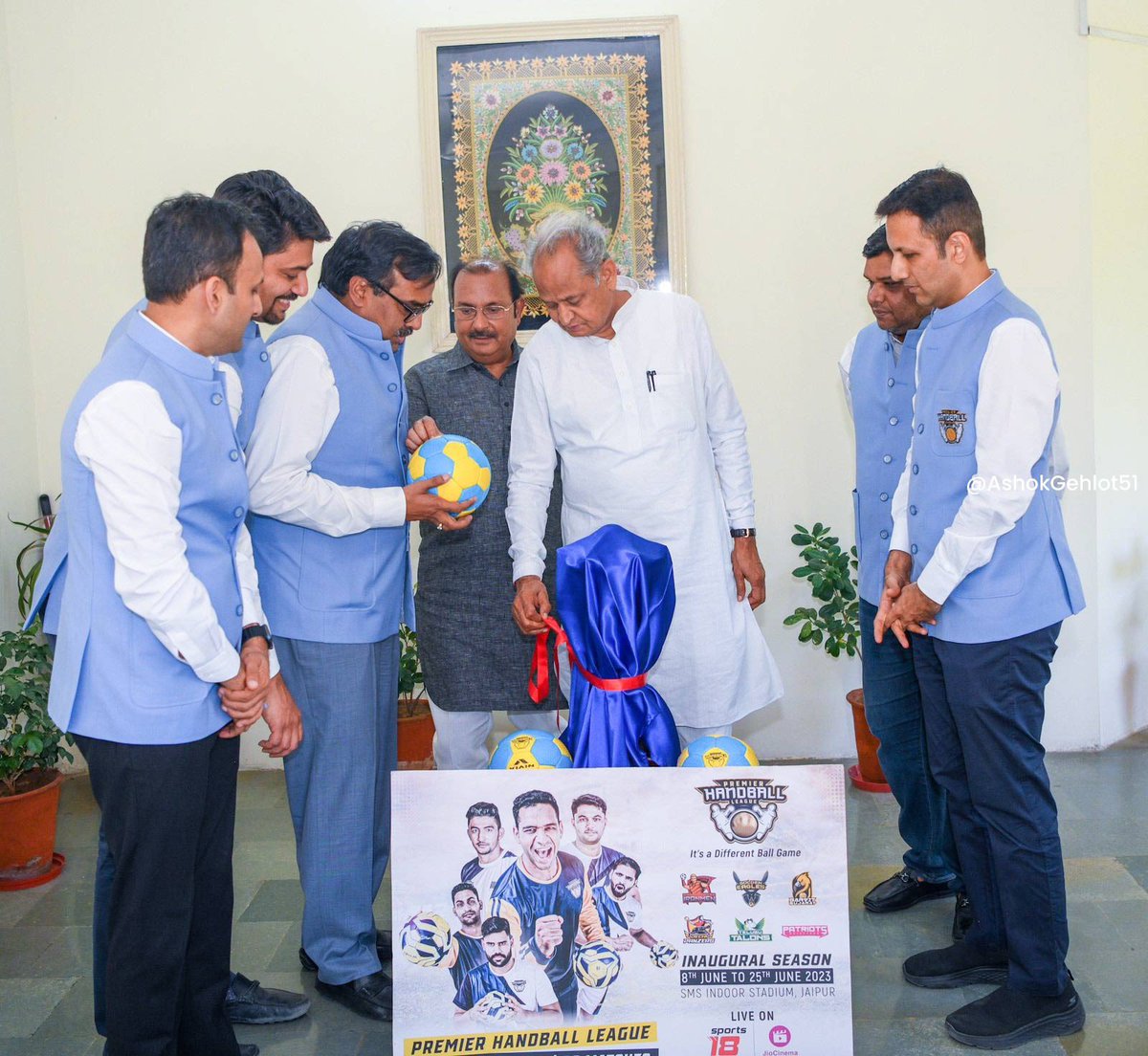 ashokgehlot51's tweet photo. आज निवास पर देश की पहली हैंडबॉल प्रीमियर लीग की विजेता ट्रॉफी का अनावरण व लीग के पोस्टर का विमोचन किया। इस दौरान बॉल पर संदेश लिखकर खिलाड़ियों को शुभकामनाएं दीं। https://t.co/YG488yyRic