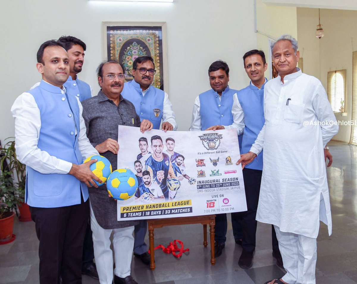 ashokgehlot51's tweet photo. आज निवास पर देश की पहली हैंडबॉल प्रीमियर लीग की विजेता ट्रॉफी का अनावरण व लीग के पोस्टर का विमोचन किया। इस दौरान बॉल पर संदेश लिखकर खिलाड़ियों को शुभकामनाएं दीं। https://t.co/YG488yyRic
