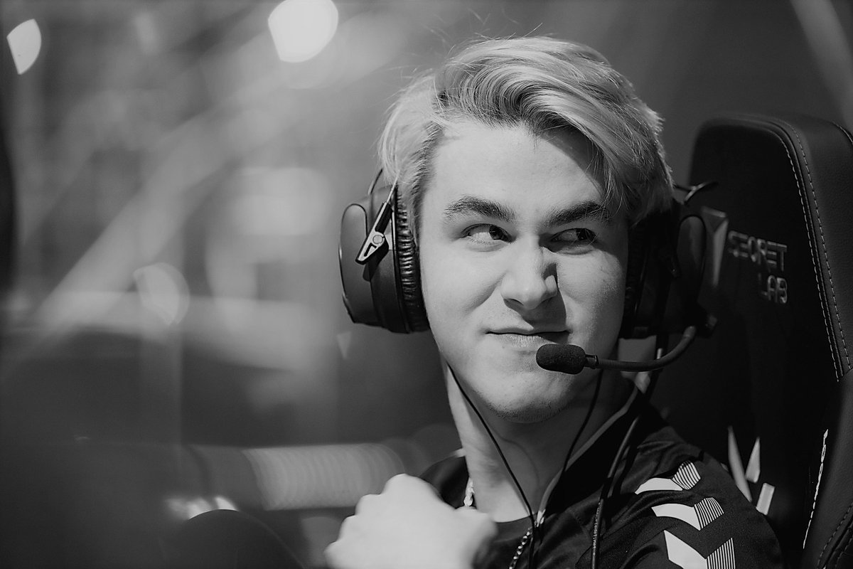 pprxteam's tweet image. We are devastated to hear the news of the passing of Team Vitality player Karel "Twisten" Ašenbrener.  

As Paper Rex, we send our heartfelt condolences to Karel's family, @TeamVitality and all his loved ones.

💛🖤