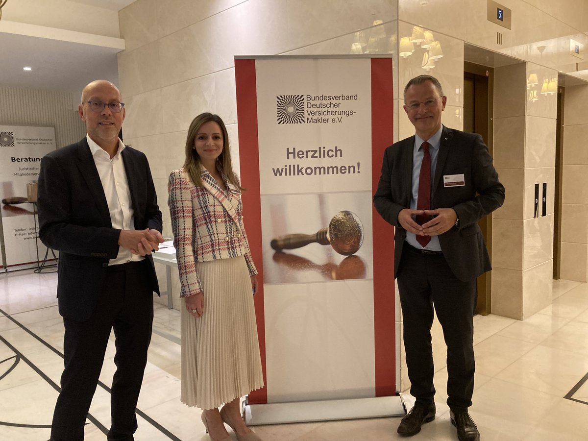 JoergAsmussen's tweet photo. Heute beim Symposium des Bundesverbands Deutscher Versicherungs-Makler. Spannende Gespräche u.a. mit Mirela Radoncic @MarshGlobal sowie Thomas Haukje und Bernhard Gause aus der #BDVM-Spitze. https://t.co/ZY43oRj8K9