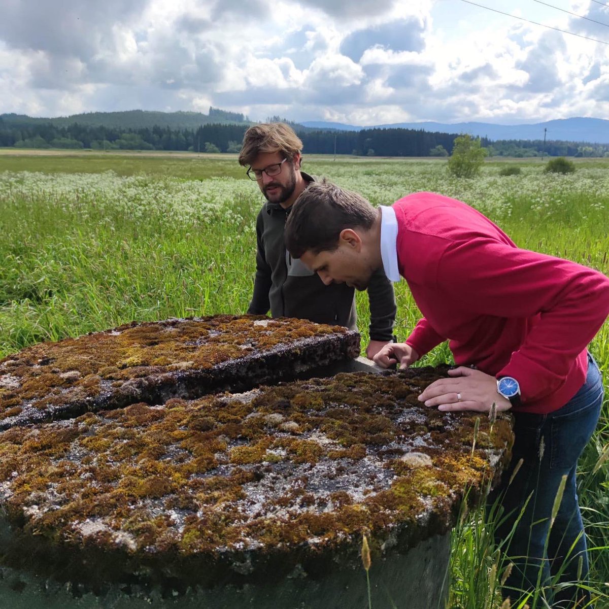 hladikpe's tweet photo. Krajina bez mokřadů je krajina bez vody. 💧Ne vždycky tohle ale platilo. Zrovna tady na Šumavě na to doplatily mokřady, které byly odvodňovány pro hospodářskou činnost. Teď se ale obnovují a navracejí vodu do krajiny. Stejně tak potoky a meandry, díky kterým odtéká voda pomaleji a zasakuje. Přes 80 km odvodňovacích kanálů, které dříve měly odvést vodu rychle pryč, se v @npsumava ruší.