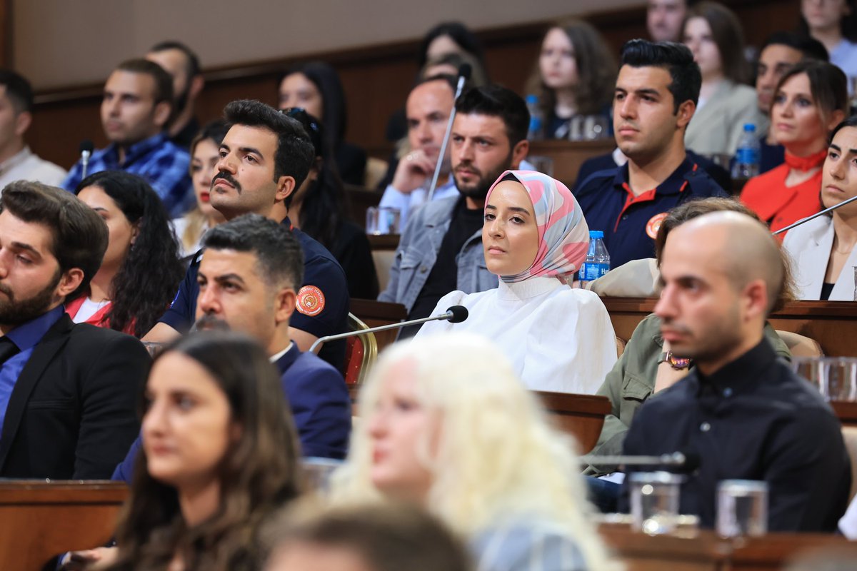 ekrem_imamoglu's tweet photo. Kimsenin adamı olmayacaklar, 16 milyon İstanbulluya hizmet edecekler. 

Liyakatle, sınavları geçerek göreve başlayan yeni memurlarımız hiçbir ayrım gözetmeden, kamuya yaraşır, hakka, hukuka uygun şekilde çalışacaklar. Hepsine hayırlı olsun. https://t.co/NNJI4wZduY
