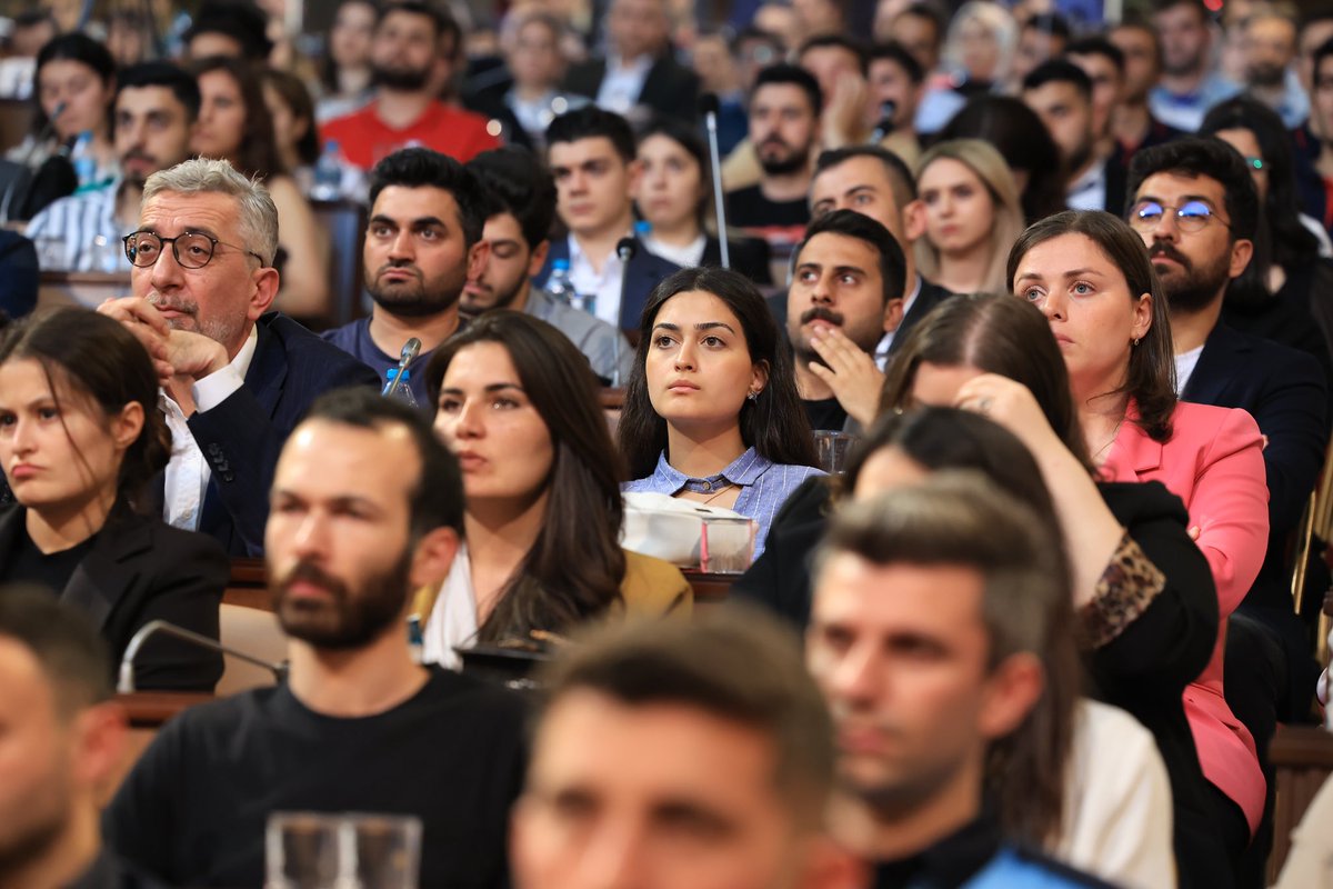 ekrem_imamoglu's tweet photo. Kimsenin adamı olmayacaklar, 16 milyon İstanbulluya hizmet edecekler. 

Liyakatle, sınavları geçerek göreve başlayan yeni memurlarımız hiçbir ayrım gözetmeden, kamuya yaraşır, hakka, hukuka uygun şekilde çalışacaklar. Hepsine hayırlı olsun. https://t.co/NNJI4wZduY