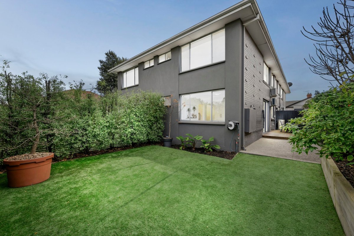 3/60 Brewster Street, Essendon | In a sought after, supreme location close to first class amenities, provi ... barryplant.com.au/for-sale/3-60-…