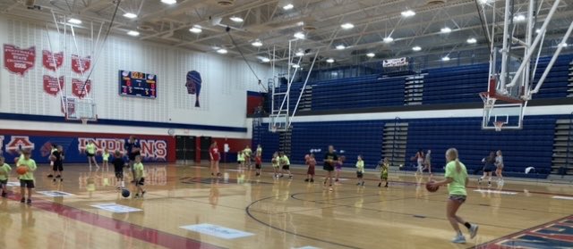 PiquaGirlsHoops's tweet photo. Working on team concepts!
#GettingBetterEachDay https://t.co/kKMRHyZUo7