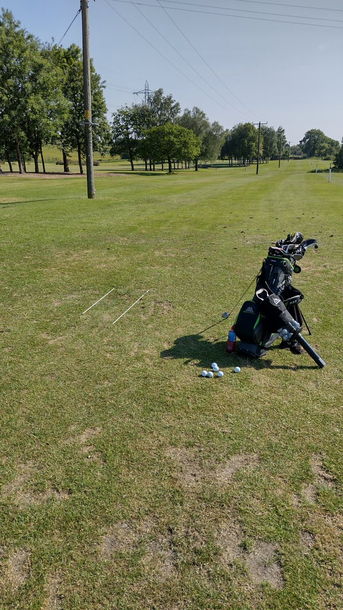 ShaunHargreave2's tweet image. Afternoon practice session before @paulfarns ,@LGGOLF85 play a scramble practice round up @HarwoodGC.#wedgepractice #chippingpractice.