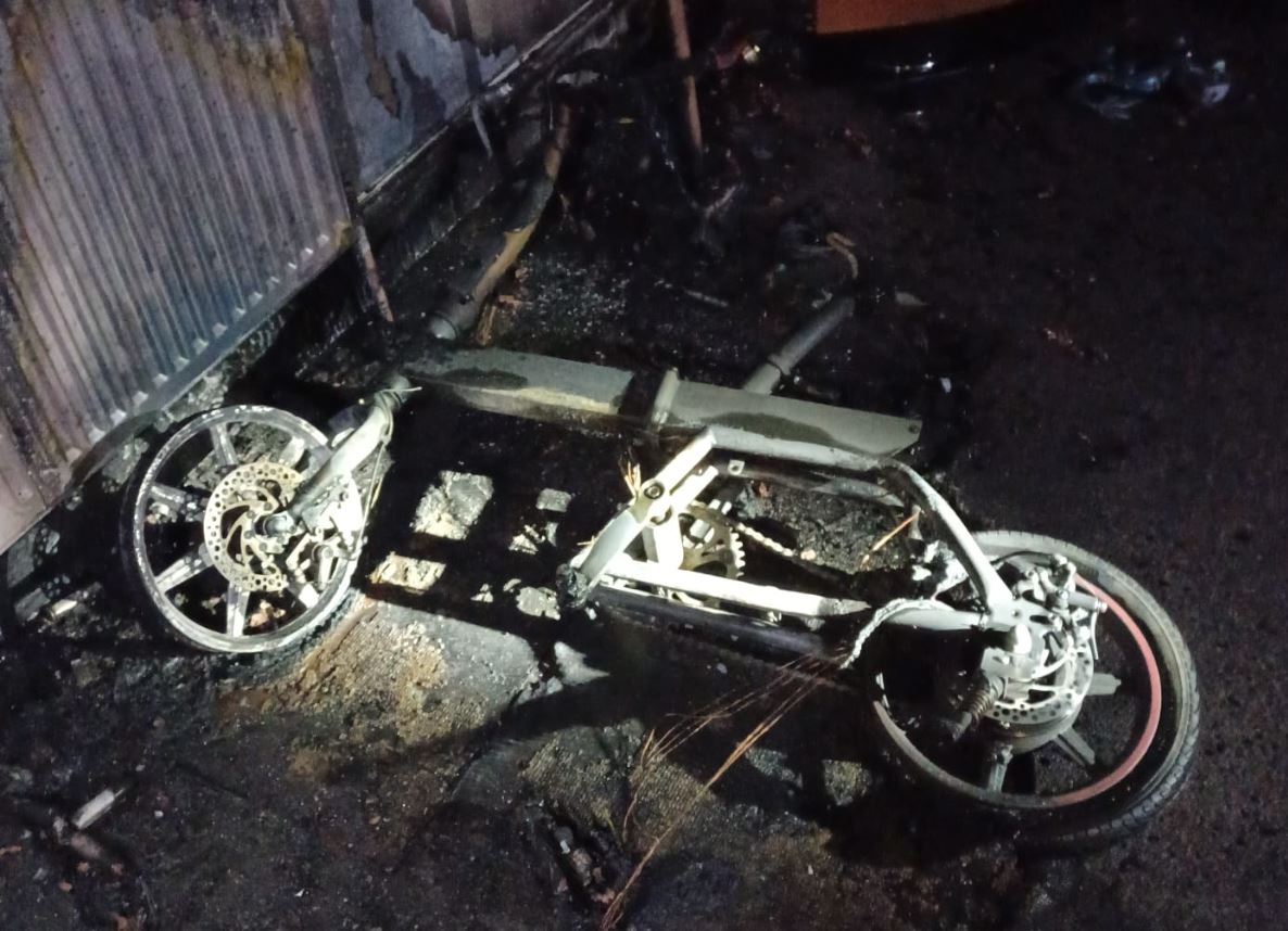 We attended our 55th e-bike fire of the year overnight. No one was seriously hurt but the bike and flat in #Dalston was damage 🔥 

If you own an e-bike/scooter, or you're planning to buy one, please read our top safety tips and make sure to #ChargeSafe⚡ orlo.uk/FG9ES