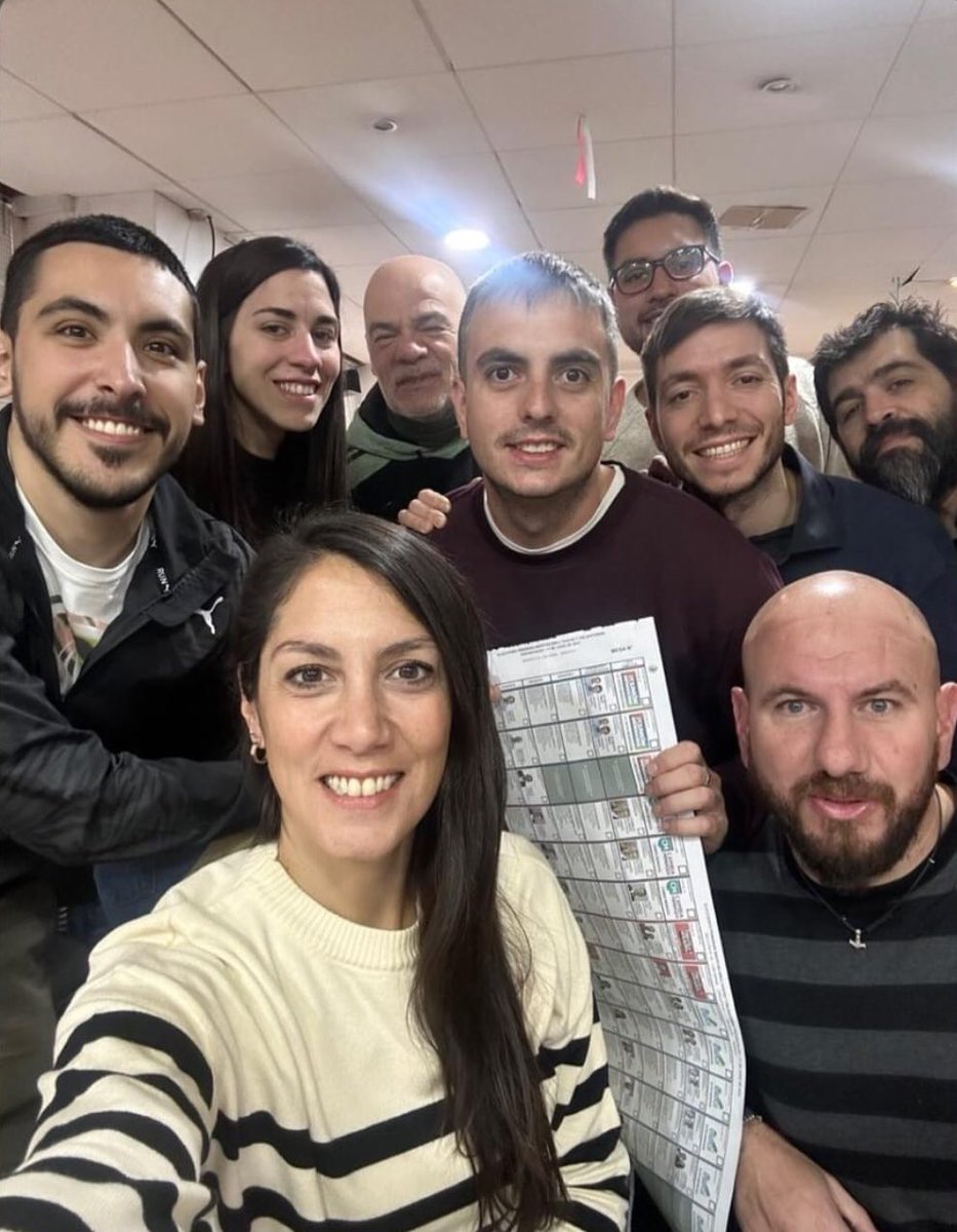 Con colegas, pero -sobre todas las cosas- amigos de <a href="/LosAndesDiario/">LOS ANDES</a> ✍️. ¡Feliz día! <a href="/nicoo_ncl/">Nico Nicolli</a> <a href="/Emi_Campi/">Emi Campi</a> <a href="/CuelloRodrigo/">Rodri Cuello</a> <a href="/jmtorrez/">Juan Manuel Torrez</a> <a href="/BarbyDelPopolo/">Bárbara Del Pópolo</a> <a href="/after_punk/">Mauricio Videla</a>