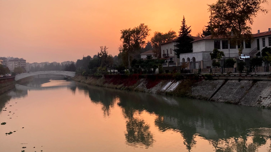 velvele_media's tweet photo. Göç sadece bir ülkeden başka bir ülkeye değil, bir şehirden başka bir şehire de zor. Hele ki gerekçeniz depremse. 6 Şubat’ın ardından Ankara’ya göçen bir lubunyanın kaleminden: 

“Hatay’ı yazmak: Uzun bir yolculuk” https://t.co/v4aRZvgG9K https://t.co/FV1S9M4IIp