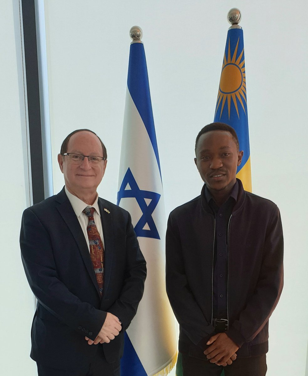 It is a pleasure to have met Dr. @EricMugabo03 from @OazisHealth. I was happy to hear about their work on empowering Rwandan healthcare providers to preserve antimicrobials. We have discussed the burden of #AntimicrobialResistance & potential collaboration to curb it in Rwanda.