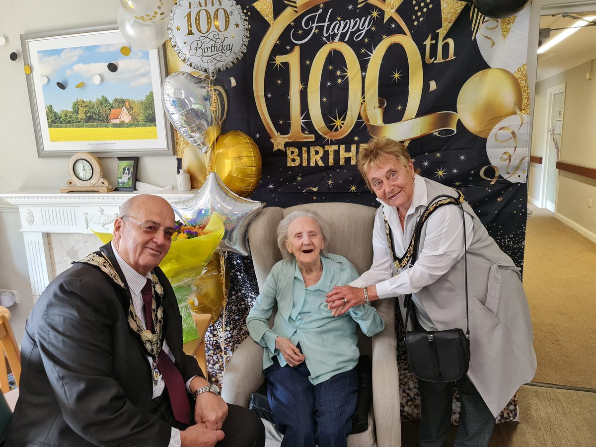 ngkghg's tweet image. Delighted to present a beautiful bouquet to a wonderful lady, celebrating her 100th birthday today here in the centre of the universe aka Stowmarket