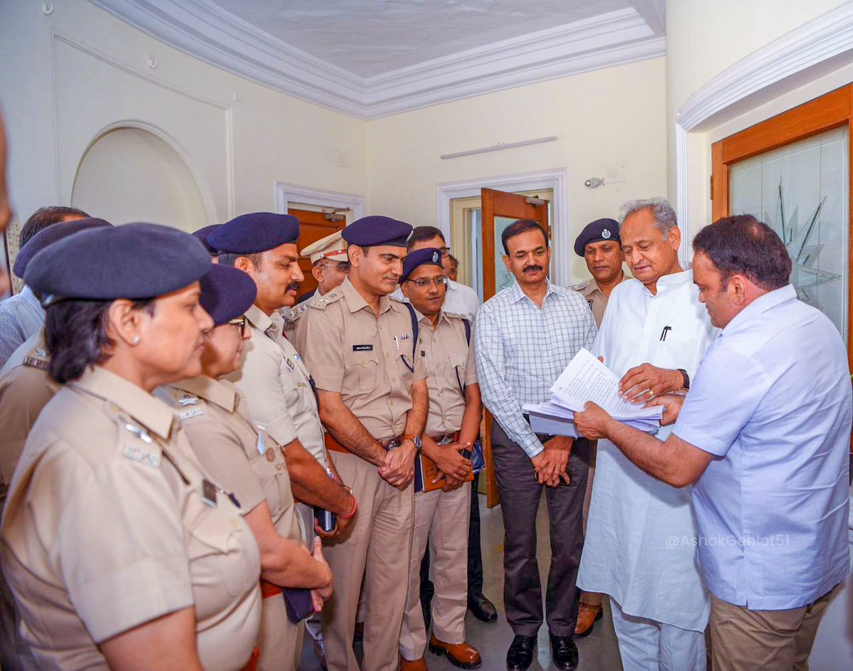 जांबाज रक्षकों से भेंट!

आज निवास पर राजस्थान पुलिस सेवा परिषद के सदस्यों से भेंट की

इस दौरान उनके द्वारा OPS, RGHS व साल में 2 बार DPC के लिए प्रकट सद्भाव का आभार व्यक्त किया।

दिन-रात जन रक्षा में समर्पित पुलिस की मजबूती व आधुनिकीकरण हेतु हम प्रतिबद्ध हैं।
